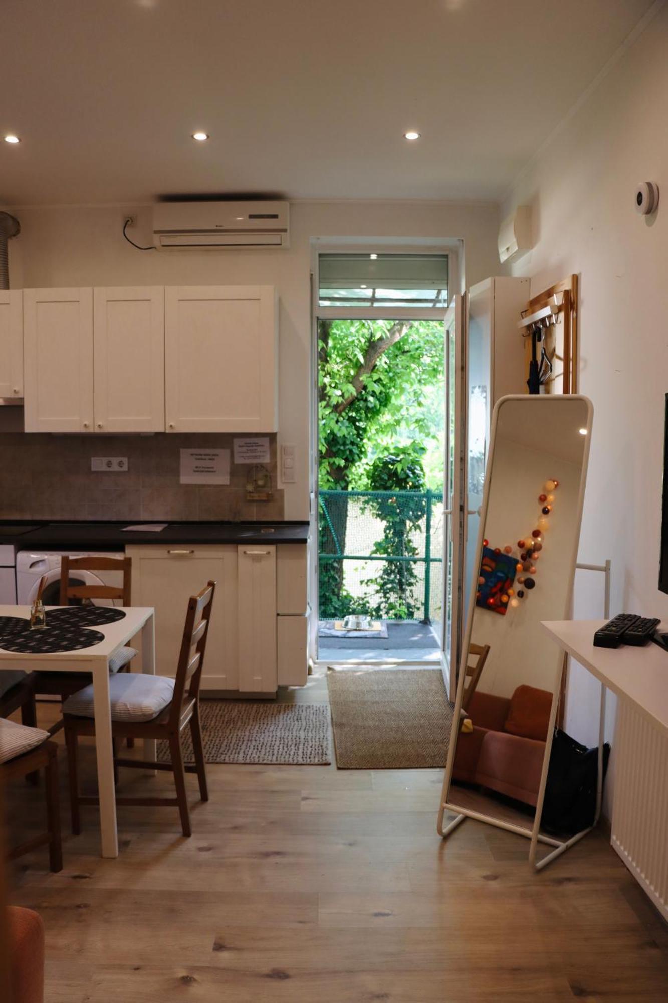 Cozy Hillside Home In Budapest With Patio Eksteriør billede